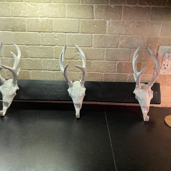 3 Deer Head Metal Coat Rack - Picture 3 of 7